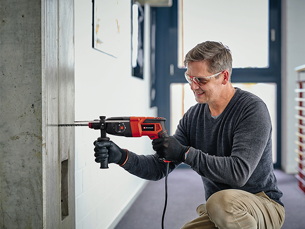 Powerful rotary hammer for home use