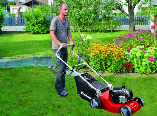 einhell-classic-petrol-lawn-mower-3404585-example_usage-102