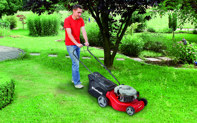 einhell-classic-petrol-lawn-mower-3404780-example_usage-101