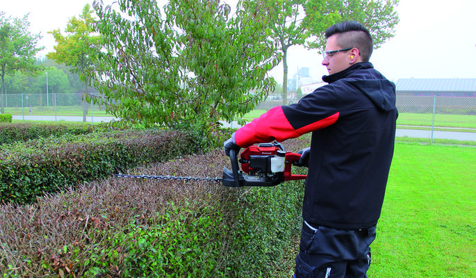 einhell-classic-petrol-hedge-trimmer-3403850-example_usage-101