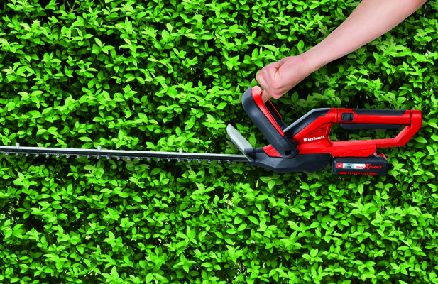 einhell-classic-cordless-hedge-trimmer-3410502-example_usage-001