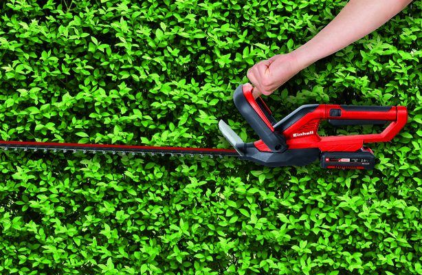 einhell-expert-plus-cordless-hedge-trimmer-3410910-example_usage-101