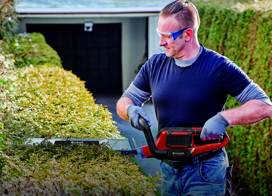 einhell-expert-cordless-hedge-trimmer-3410960-example_usage-003