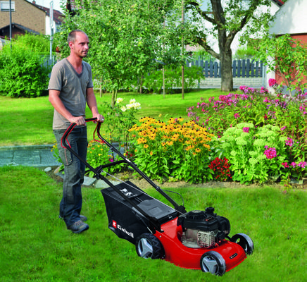 einhell-classic-petrol-lawn-mower-3404585-example_usage-102