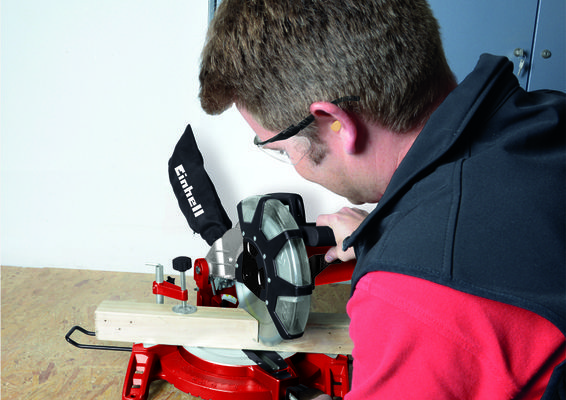 einhell-classic-mitre-saw-4300850-example_usage-001