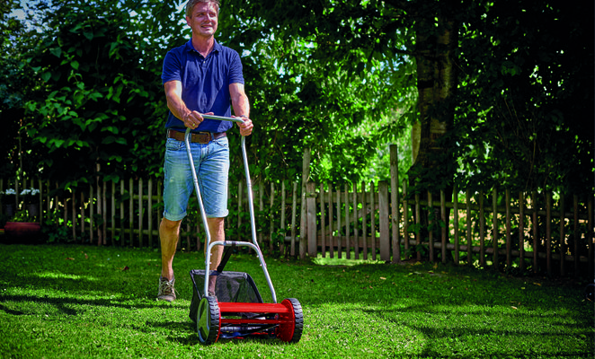 einhell-classic-hand-lawn-mower-3414114-example_usage-101