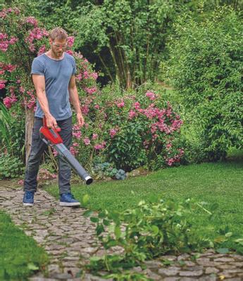 einhell-professional-cordless-leaf-blower-3433550-example_usage-101