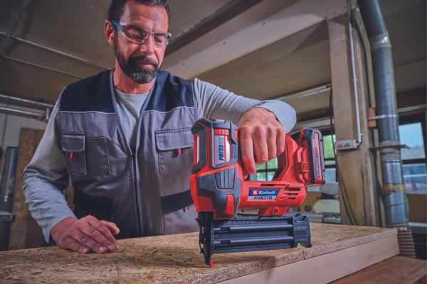 einhell-professional-cordless-nailer-4257795-example_usage-001