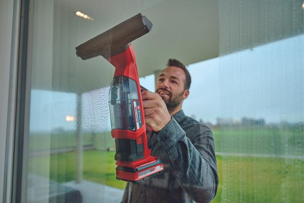 einhell-expert-cordless-window-cleaner-3437100-example_usage-101
