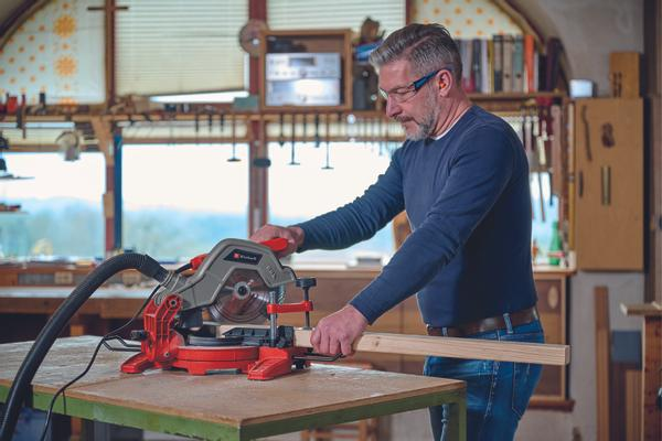einhell-classic-mitre-saw-4300370-example_usage-001