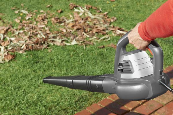 ozito-electric-leaf-blower-3433003-example_usage-101