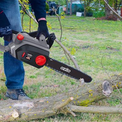 ozito-electric-chain-saw-3000192-example_usage-103