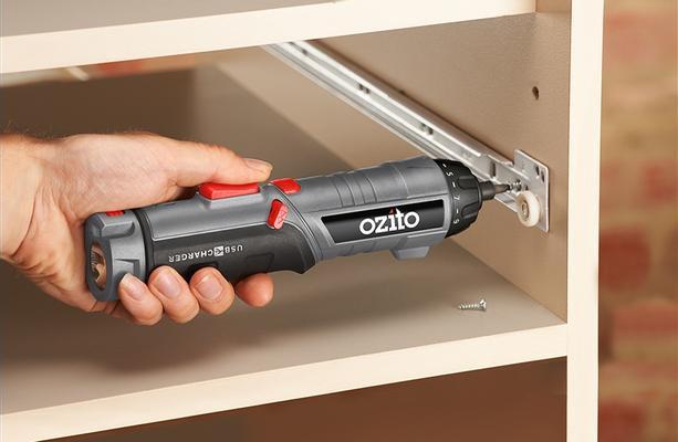 ozito-cordless-screwdriver-kit-4510502-example_usage-101