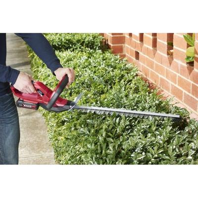 ozito-cordless-hedge-trimmer-3410647-example_usage-102