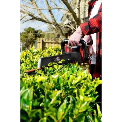 ozito-cordless-hedge-trimmer-3000553-example_usage-102
