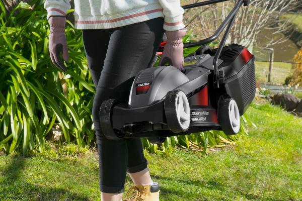 ozito-electric-lawn-mower-3000608-example_usage-103