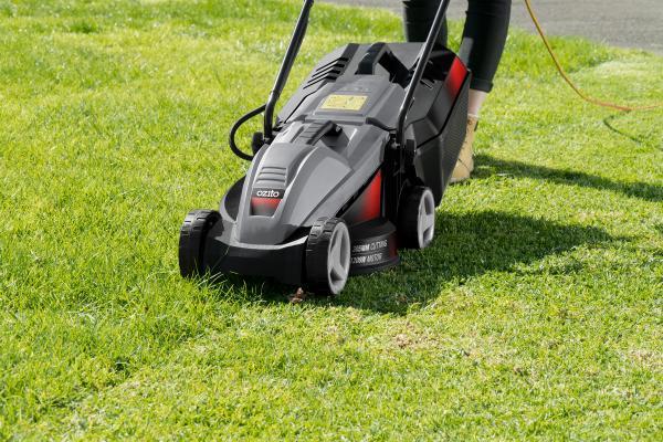 ozito-electric-lawn-mower-3000608-example_usage-101