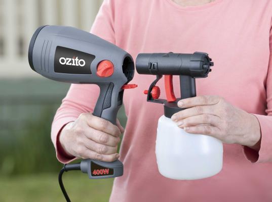 ozito-paint-sprayer-4260007-example_usage-102