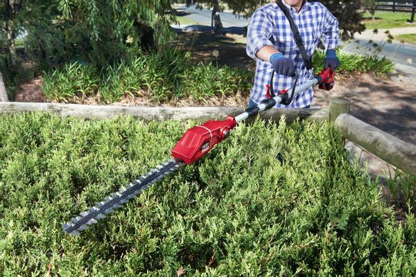 ozito-cl-telescopic-hedge-trimmer-3410823-example_usage-102