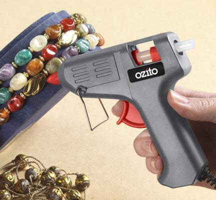 ozito-hot-glue-gun-4522140-example_usage-101