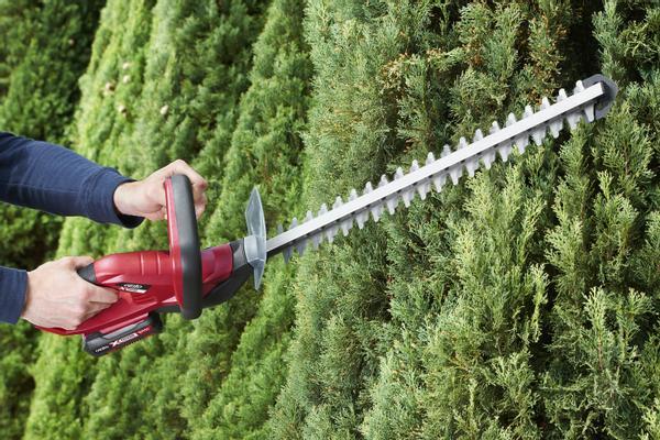 ozito-cordless-hedge-trimmer-3410682-example_usage-101