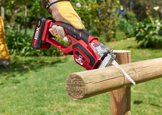 ozito-cordless-pruning-saw-3408210-example_usage-102