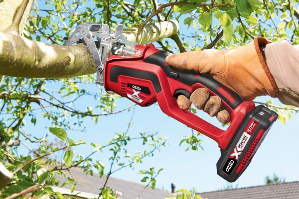 ozito-cordless-pruning-saw-3408210-example_usage-101