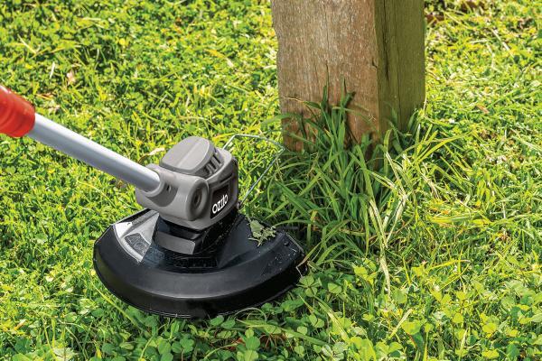 ozito-cordless-lawn-trimmer-3000457-example_usage-102