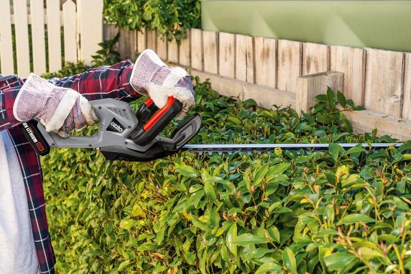 ozito-cordless-hedge-trimmer-3000458-example_usage-102