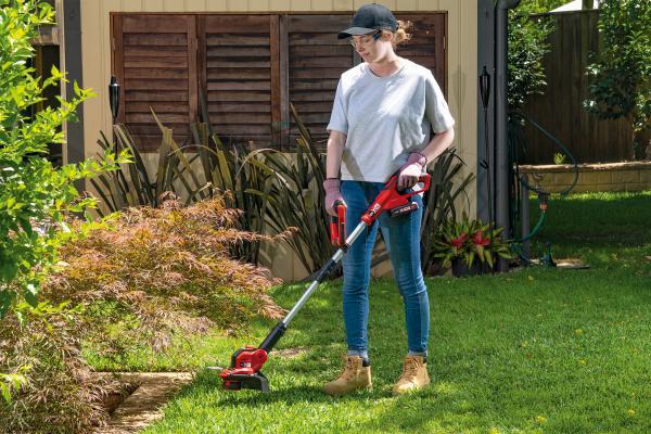 ozito-cordless-lawn-trimmer-3000901-example_usage-104