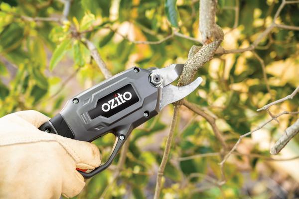 ozito-cordless-pruning-shears-3000411-example_usage-102
