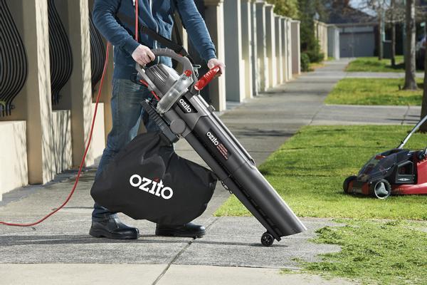 ozito-electric-leaf-vacuum-61001237-example_usage-102