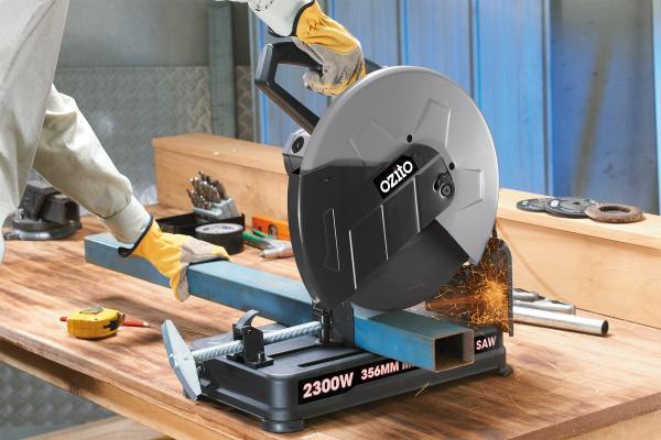 ozito-metal-cutting-saw-4503136-example_usage-103