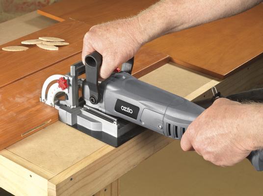 ozito-biscuit-jointer-4350606-example_usage-101