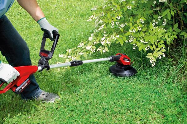 ozito-cordless-lawn-trimmer-3411188-example_usage-102