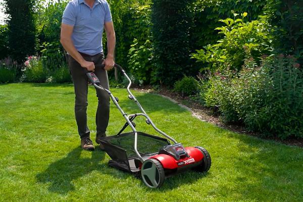 ozito-cordless-cylinder-lawn-mower-3000554-example_usage-102